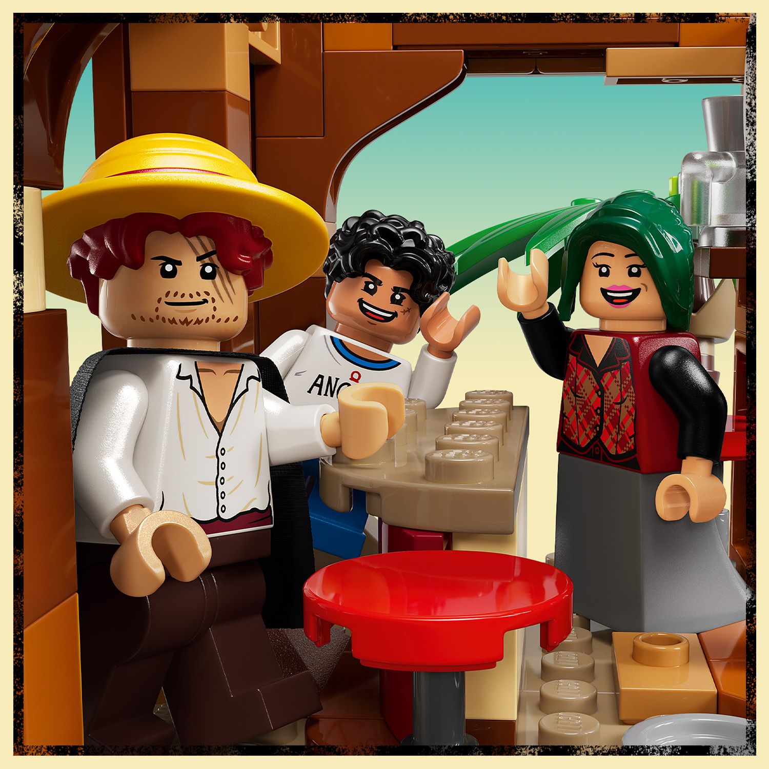 LEGO Figur mit gelbem Hut und weißem Hemd steht neben einem roten runden Tisch in einer Szene mit weiteren LEGO Figuren und grünen Blättern im Hintergrund.