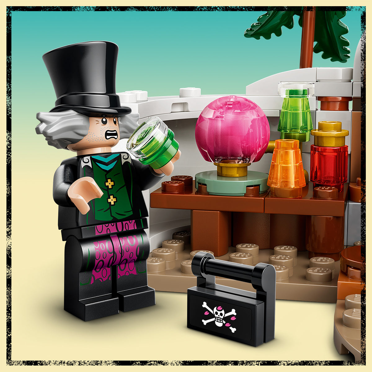 LEGO Figur mit Zylinder hält grünes Glas neben einem Tisch mit bunten durchsichtigen Bechern und einem schwarzen Koffer mit Totenkopfsymbol