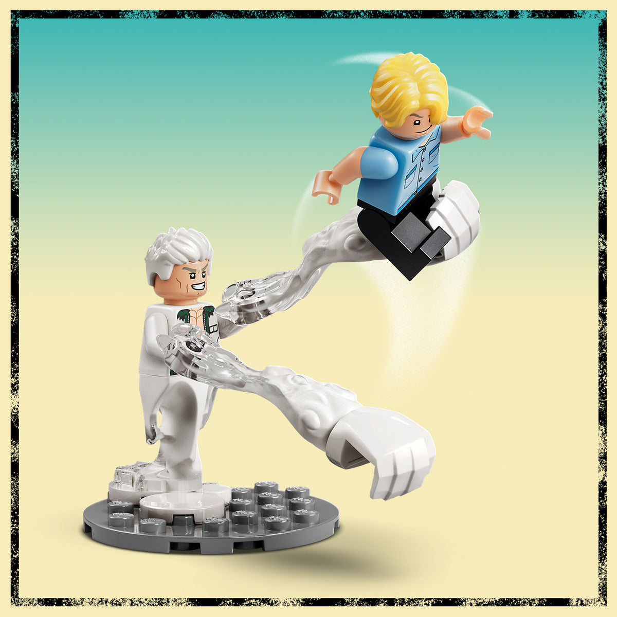 Zwei LEGO Figuren aus One Piece, eine mit weißen Haaren und ausgestreckten, transparenten Armen, die andere mit blonden Haaren springt davon
