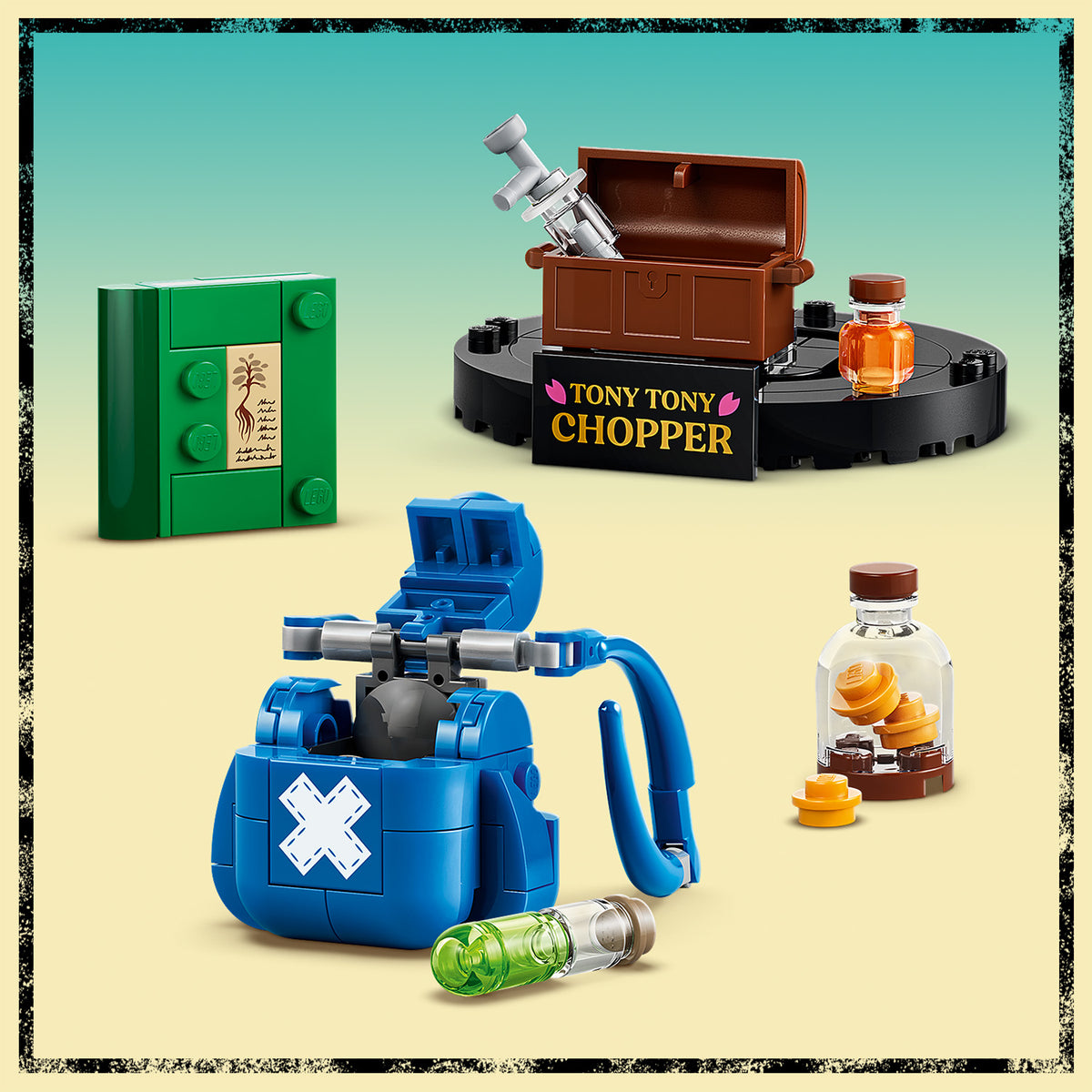 LEGO Set mit einer blauen Tasche mit weißem Kreuz, einem grünen Buch mit einem Baum auf dem Cover, einer offenen braunen Schatztruhe mit einer Spritze darin, zwei kleinen Fläschchen mit orangen und grünen Elementen und einem schwarzen runden Sockel mit dem Schriftzug 'TONY TONY CHOPPER'