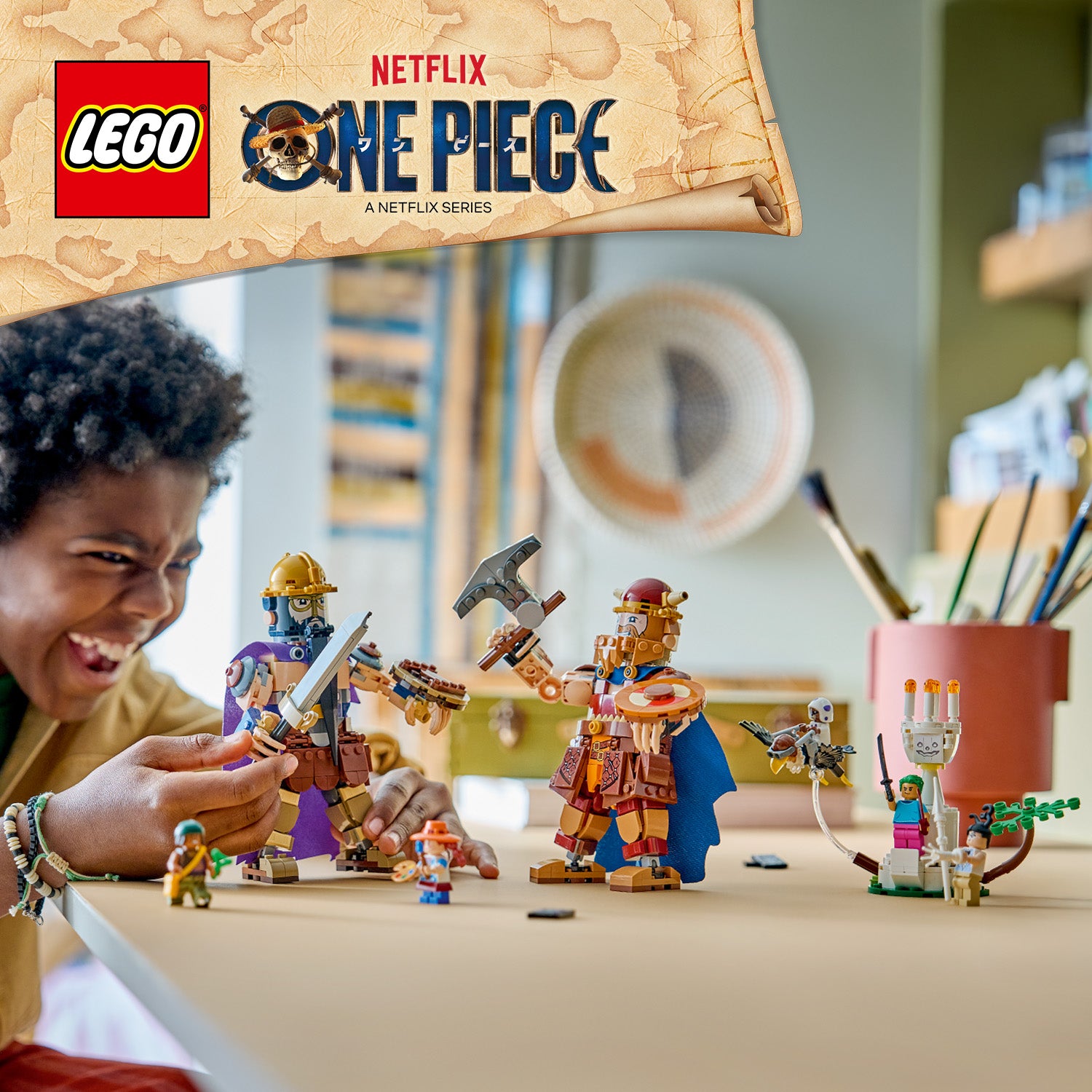 Kind spielt mit LEGO Figuren aus der Serie One Piece auf einem Tisch in einem hellen Raum
