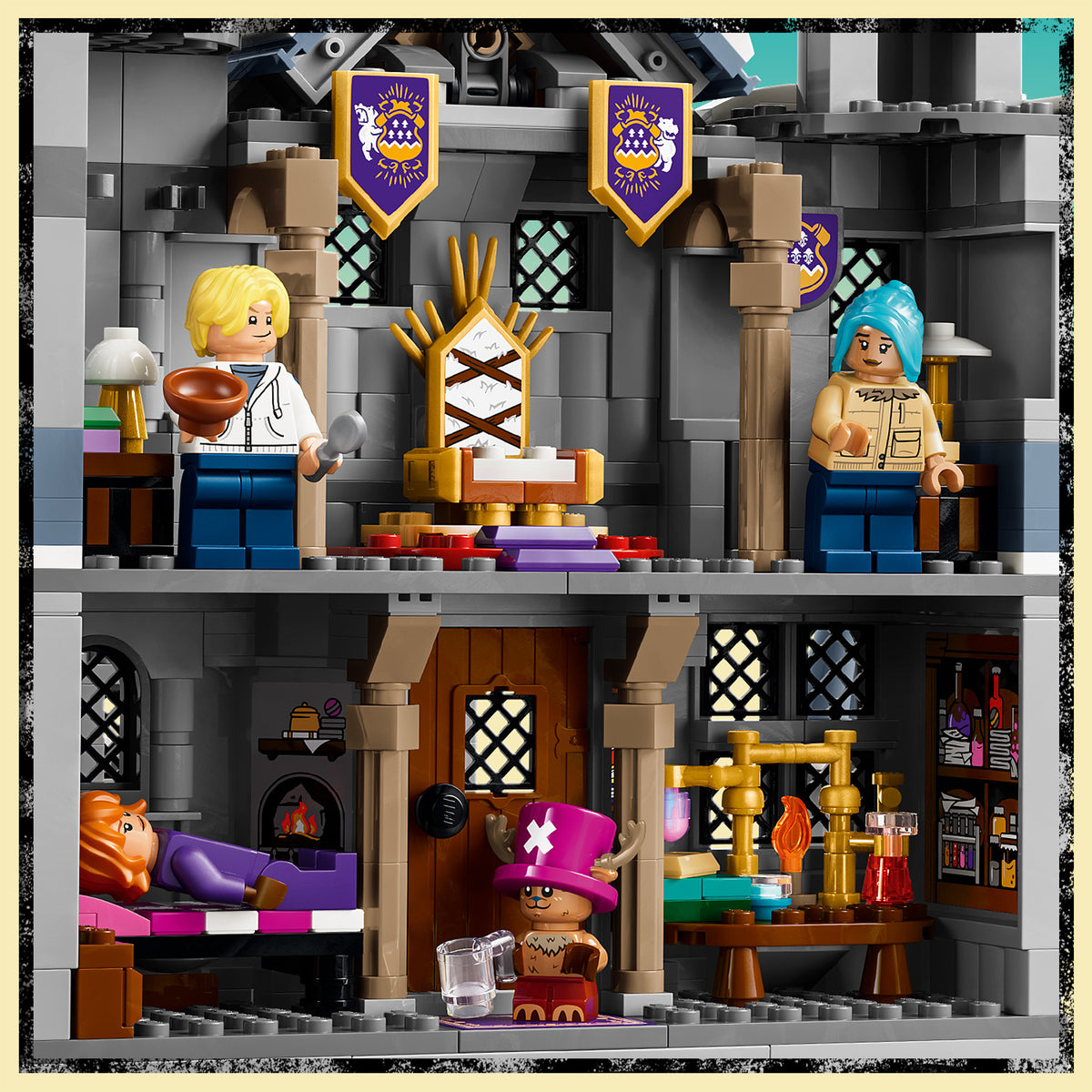 LEGO Szene mit zwei Minifiguren auf einer Burgempore vor einem Thron und zwei Wappen, darunter eine liegende Minifigur und eine weitere mit rosa Hut neben einem Tisch mit Flaschen und einem Feuer.