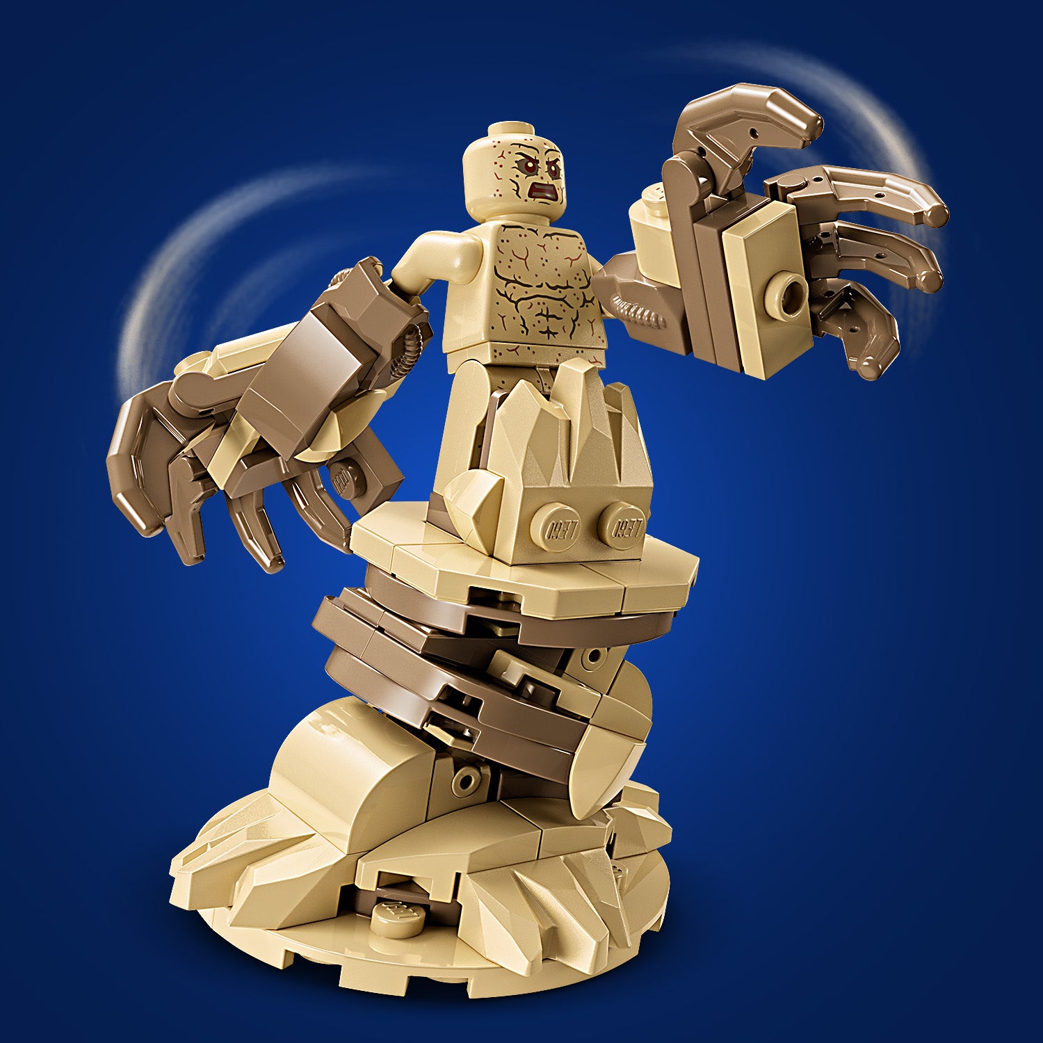LEGO-Figur Sandman mit großen, beweglichen Händen und felsigem Unterkörper auf rundem Sockel vor blauem Hintergrund.