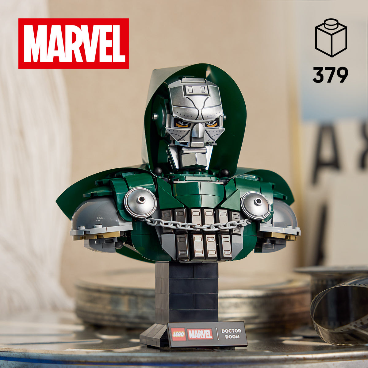 LEGO Büste von Doctor Doom mit silbernem Helm und grüner Rüstung auf schwarzem Sockel mit Namensschild