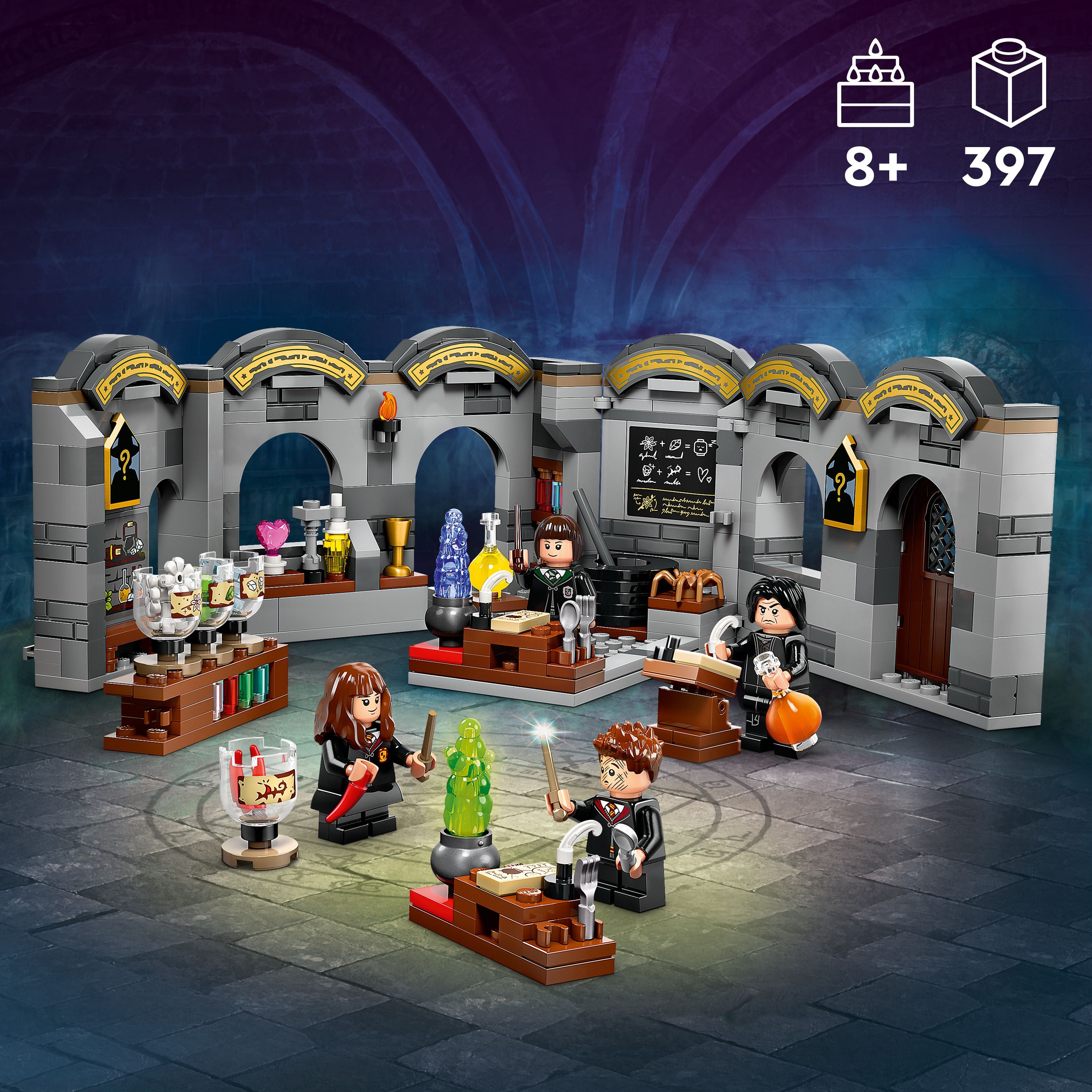 LEGO Harry Potter Zaubertrankunterricht mit vier Figuren, Zaubertrankflaschen, Regalen und einem schwarzen Brett in einem steinernen Klassenraum.