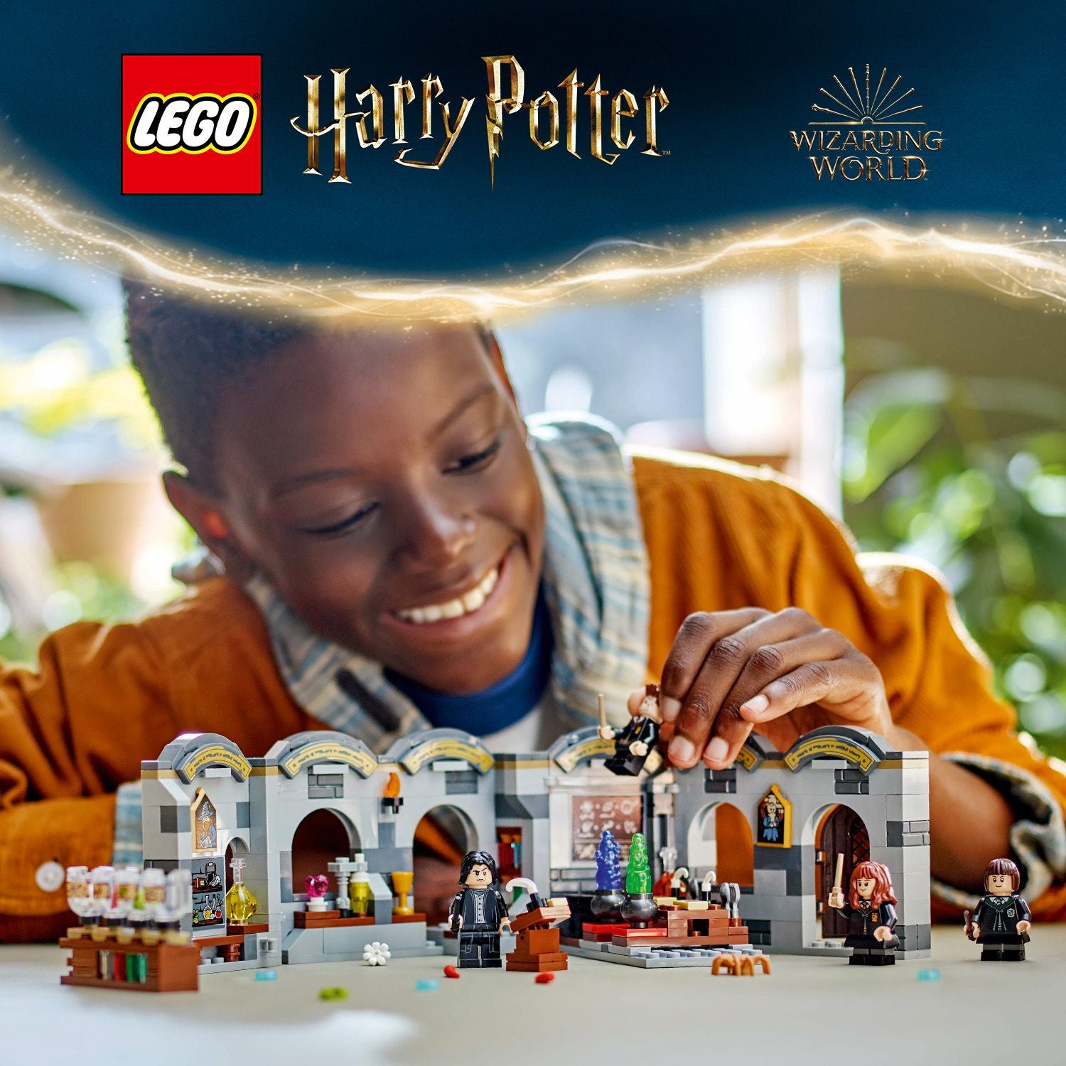 Kind spielt mit LEGO Harry Potter Set, das Hogwarts-Zaubertrankunterricht mit mehreren Figuren und detailreichen Räumen zeigt.