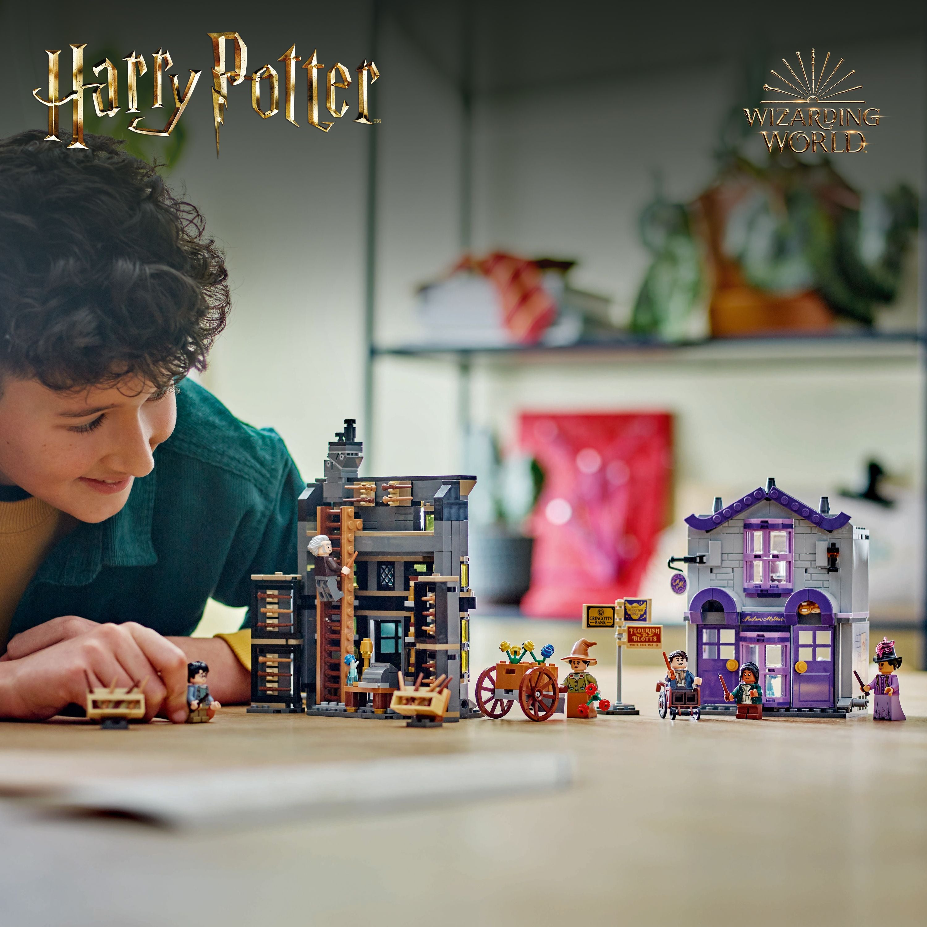 Zwei LEGO Harry Potter Sets: links Ollivanders Zauberstabladen mit dunklen Steinen und Leiter, rechts Madam Malkins Anzüge in lila mit Figuren und Wagen davor.