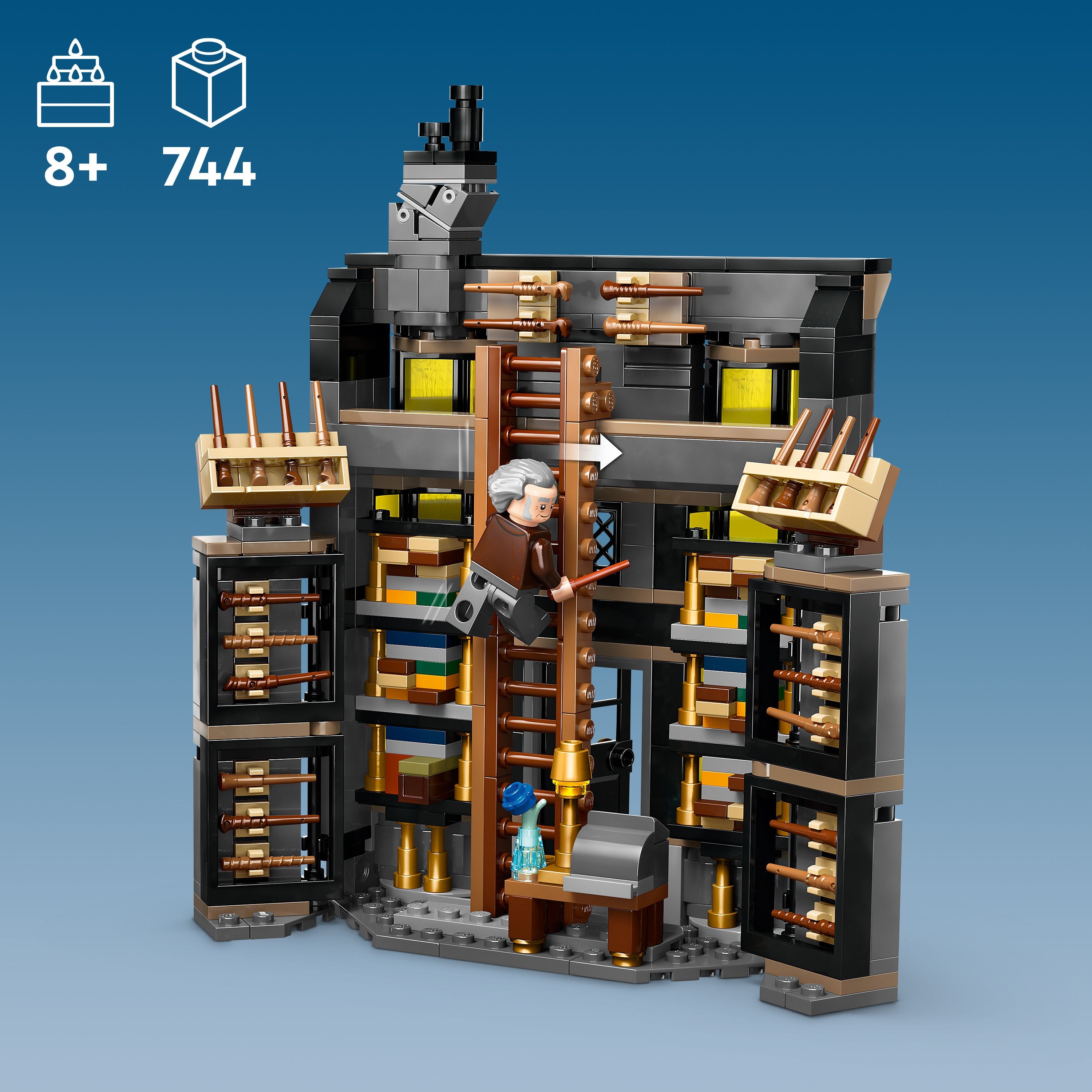 LEGO Harry Potter Set mit Ollivanders Zauberstabladen und Madam Malkins Anzügen, zeigt Figuren, Regale mit Zauberstäben und eine Leiter.