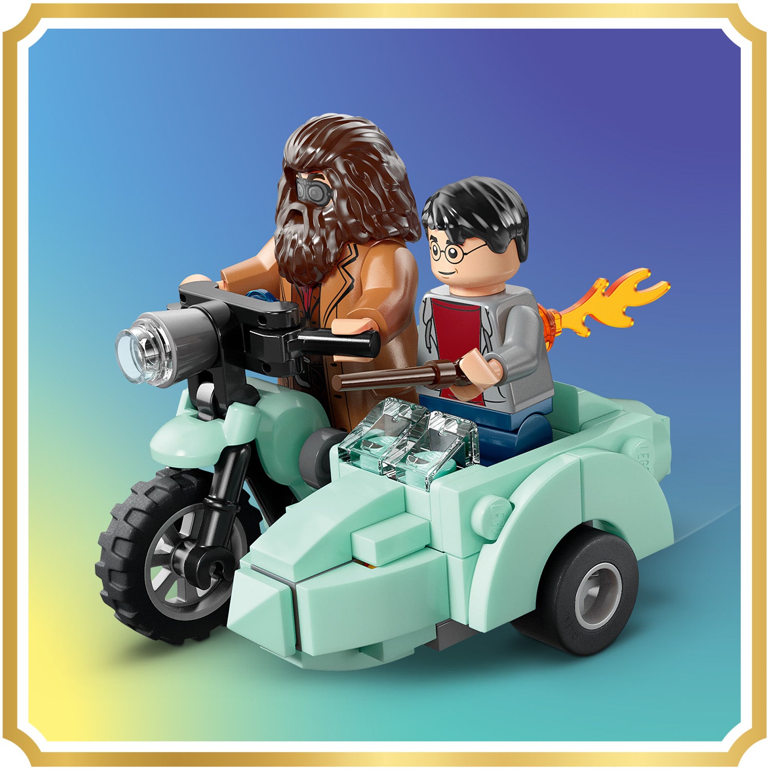 LEGO-Figur von Hagrid mit braunem Bart auf einem Motorrad mit Seitenwagen, in dem eine LEGO-Figur von Harry Potter mit Zauberstab sitzt.