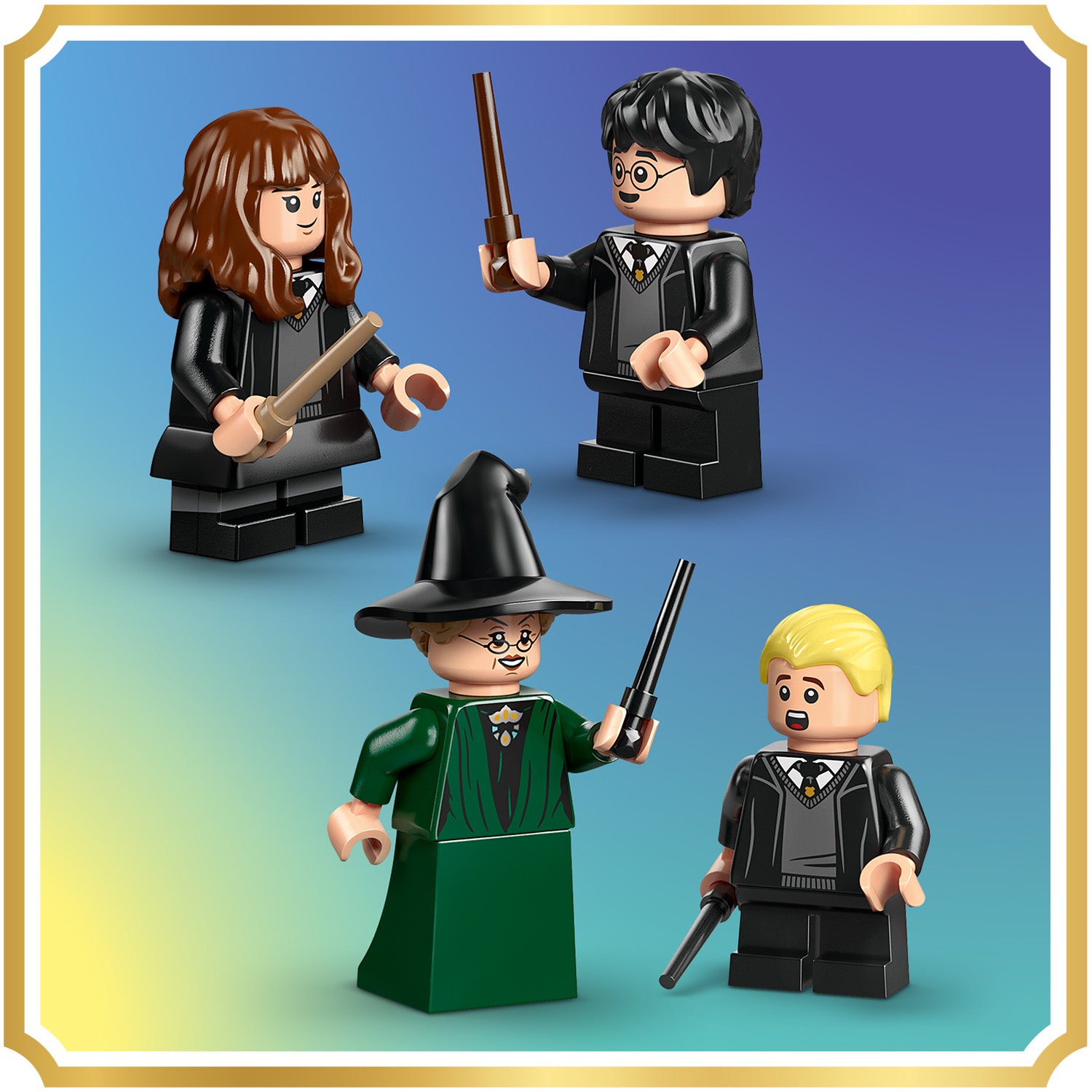 Vier LEGO-Figuren aus Harry Potter, darunter eine mit spitzem Hut und grünem Gewand, zwei mit schwarzen Schuluniformen und Zauberstäben, sowie eine mit blonden Haaren und Zauberstab.