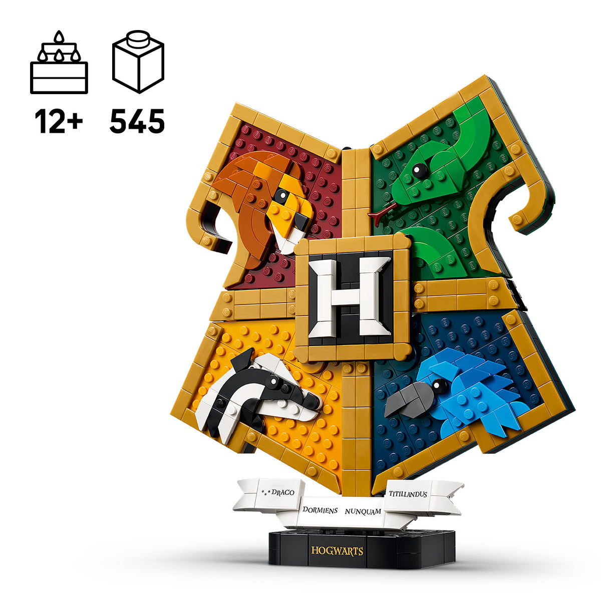 Lego-Modell des Hogwarts-Hauswappens mit vier Tieren und Buchstaben H in der Mitte auf schwarzem Sockel mit Schriftzug