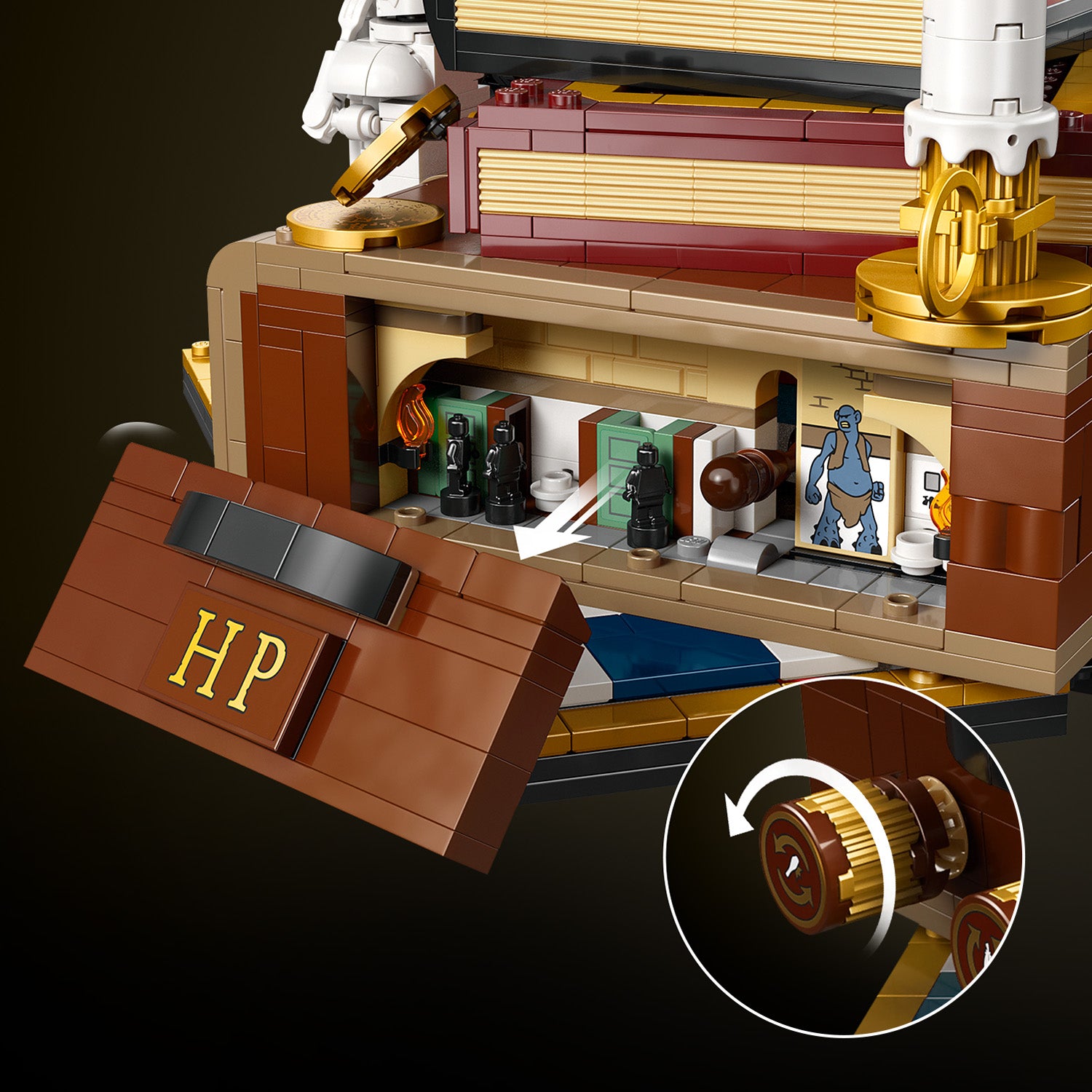 Detailaufnahme eines LEGO Harry Potter Sets, das eine aufklappbare Wand mit kleinen Figuren und einem Bild eines blauen Wesens zeigt, darunter ein braunes Element mit goldenen Buchstaben 'HP' und ein drehbarer Mechanismus.