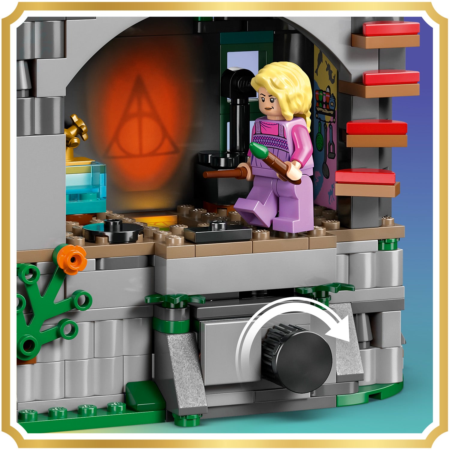 LEGO-Figur von Luna Lovegood in lila Kleidung steht mit Zauberstab vor einem Kamin, an dessen Wand das Symbol der Heiligtümer des Todes leuchtet.