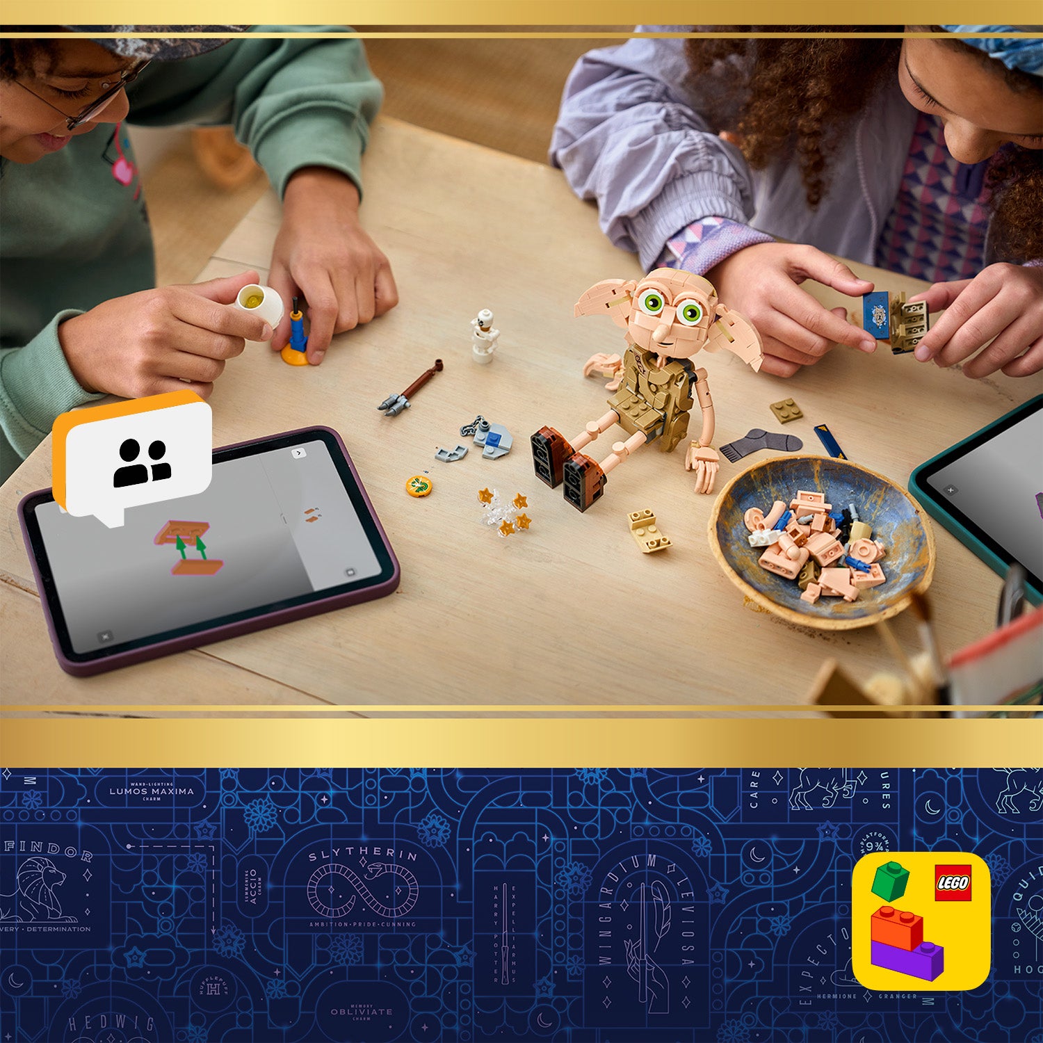 Zwei Kinder bauen an einem Tisch eine LEGO Figur von Dobby dem Hauselfen aus dem Harry-Potter-Universum, umgeben von LEGO Teilen und Tablets mit LEGO Anleitungen.