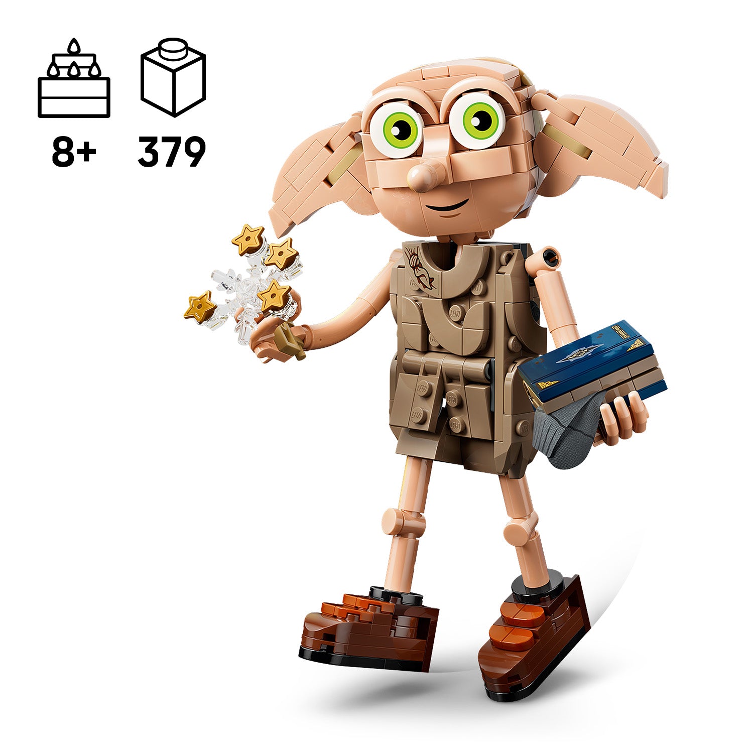 LEGO-Figur von Dobby dem freien Hauself mit großen Ohren, grünen Augen, braunen Schuhen, braunem Gewand, in der einen Hand einen blauen Buch und in der anderen einen Zauberstab mit goldenen Sternen