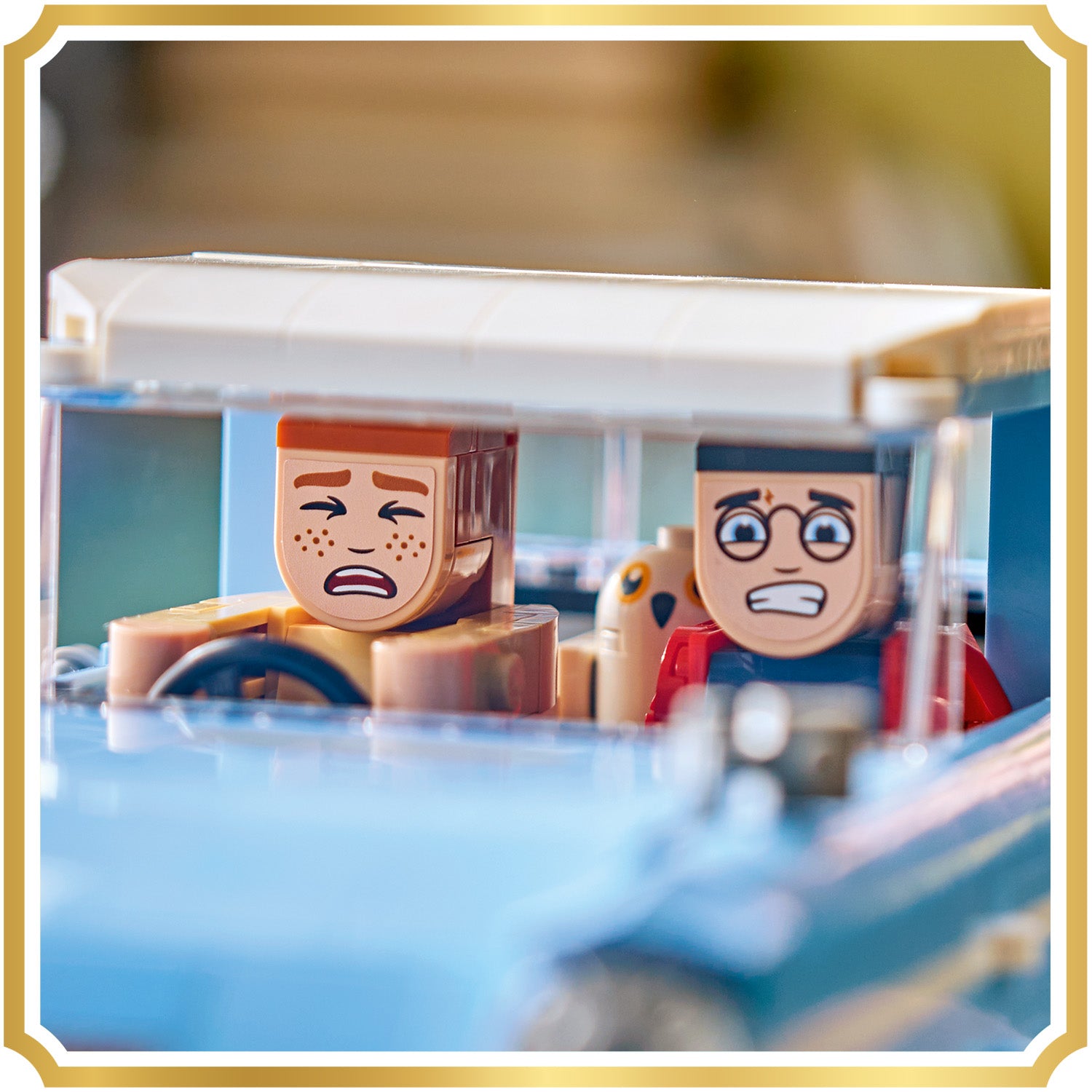 Nahaufnahme eines LEGO-Modells des fliegenden Ford Anglia mit zwei Minifiguren, von denen eine ein besorgtes Gesicht zeigt, und einem kleinen Eulen-Accessoire auf dem Rücksitz.