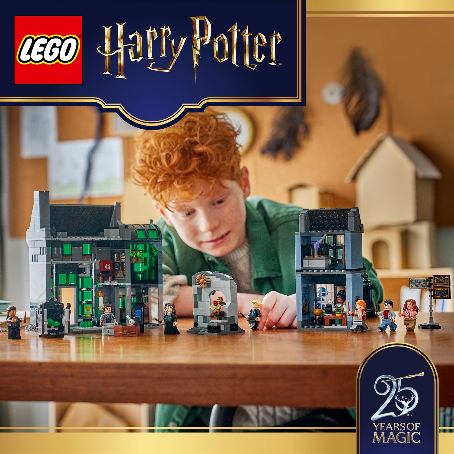 Kind mit roten Haaren spielt mit LEGO Harry-Potter-Figuren und -Gebäuden auf einem Holztisch