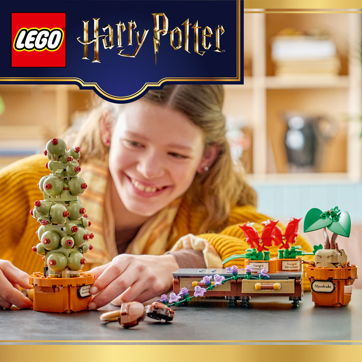 Kind spielt mit LEGO Harry-Potter-Kräuterkundepflanzen auf einem Tisch