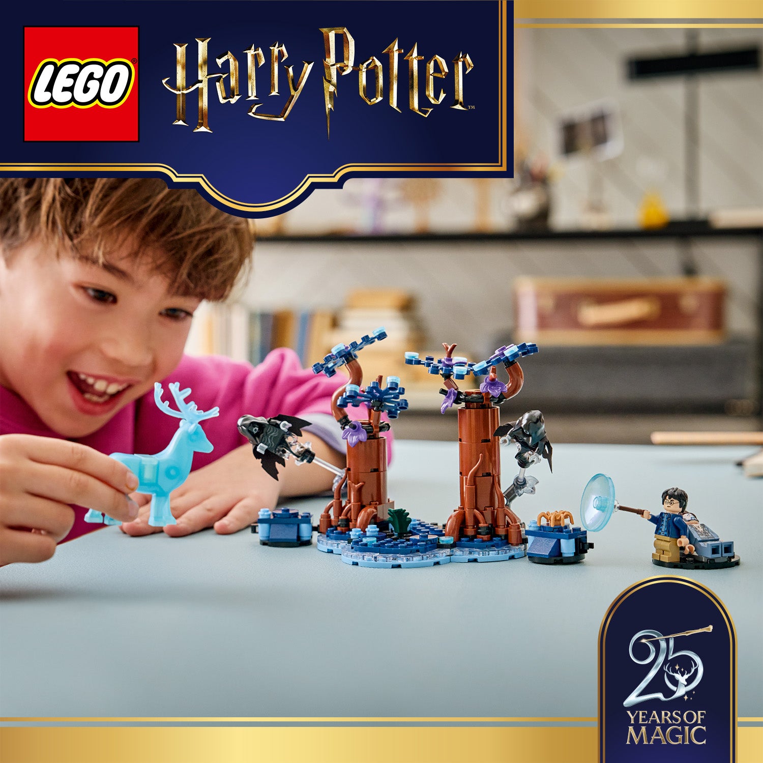 LEGO Harry Potter Spielszene mit zwei Baumstämmen, zwei schwarzen Raben, einem blauen Zauberschild und einer Minifigur mit Zauberstab auf einem Tisch.