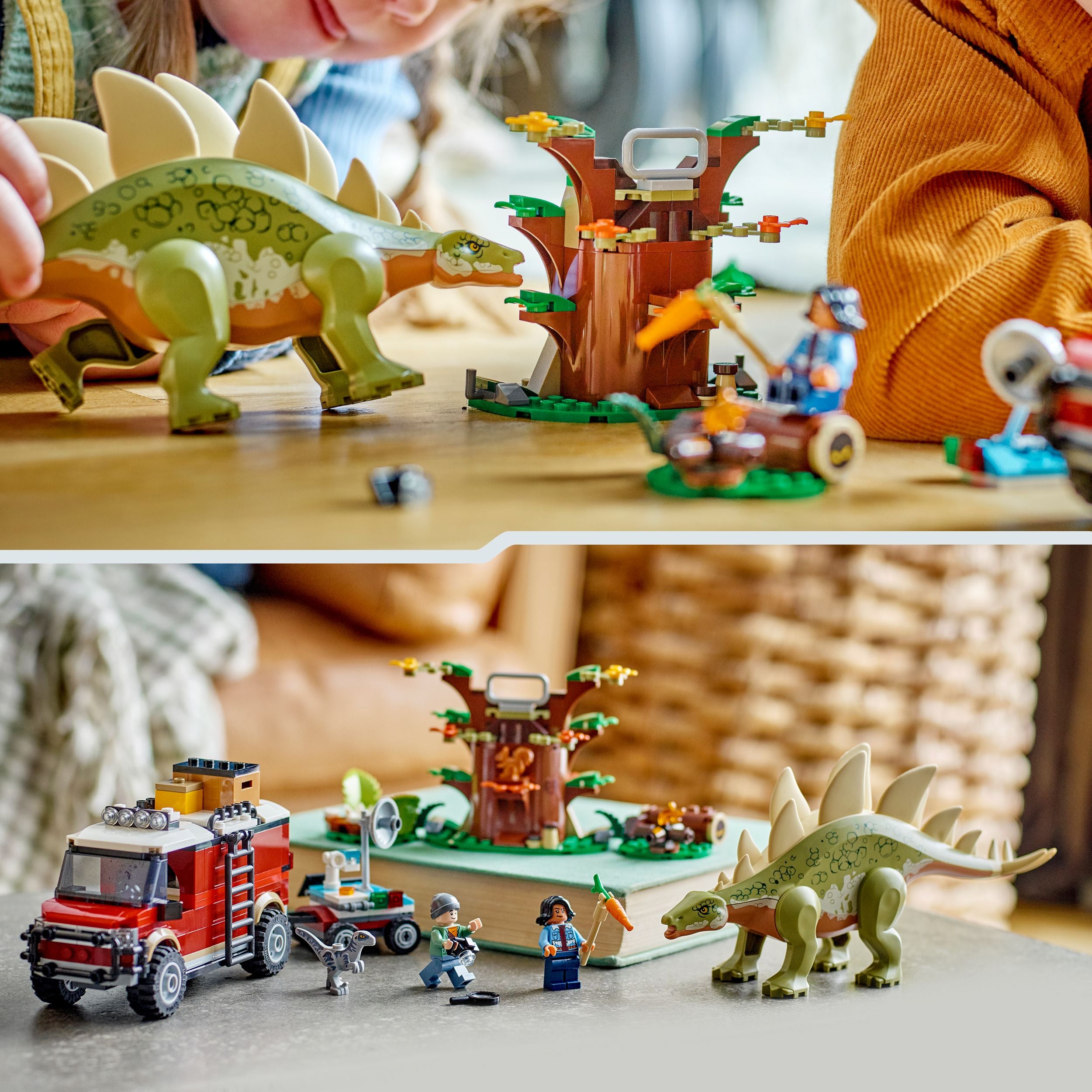 LEGO Jurassic World Spielszene mit grünem Stegosaurus, Baum, zwei Minifiguren, rotem Fahrzeug und Dinosaurier-Eiern auf Holztisch.