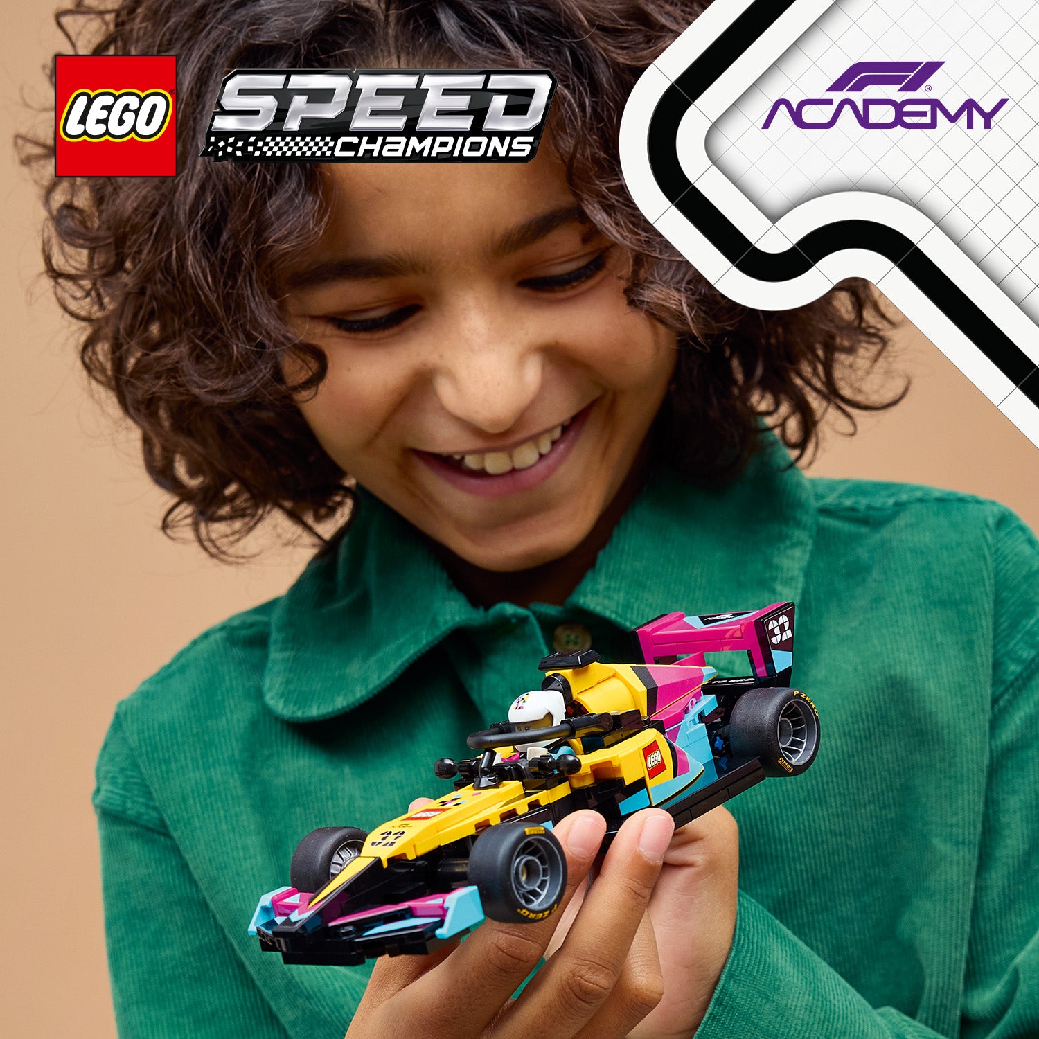 Kind hält ein LEGO Rennwagenmodell aus der LEGO F1 Academy in den Händen