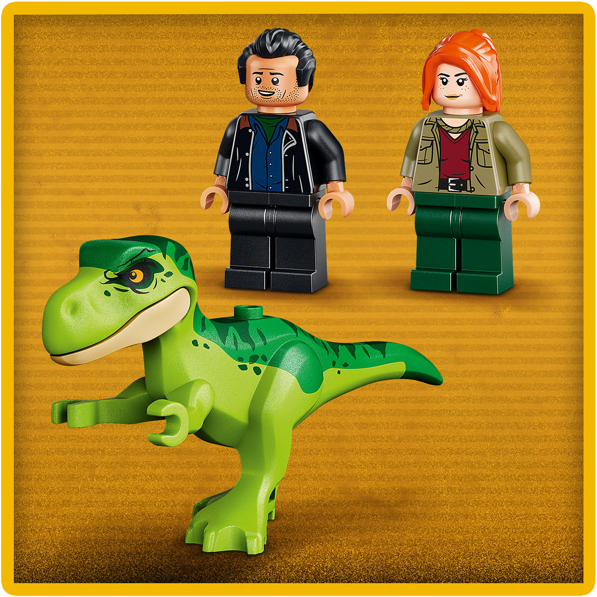 Grüne LEGO Dinosaurierfigur mit zwei LEGO Minifiguren, eine mit schwarzem Haar und schwarzer Kleidung, die andere mit roten Haaren und grüner Kleidung